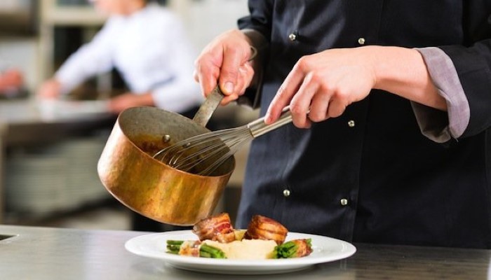 Chef à l'oeuvre en cuisine Chef à l'oeuvre en cuisine