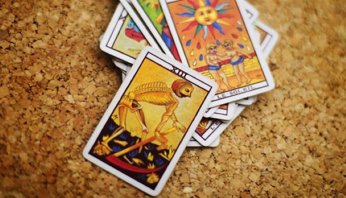 Runes et cartes : des outils de connexion avec le cœur