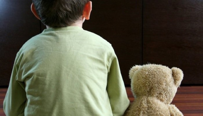 Enfant assis avec son doudou Enfant assis avec son doudou