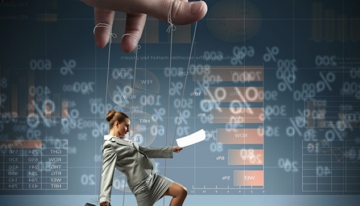 Femme qui se fait manipuler comme pantin