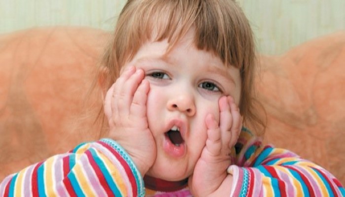 Petite fille qui joue Petite fille qui joue