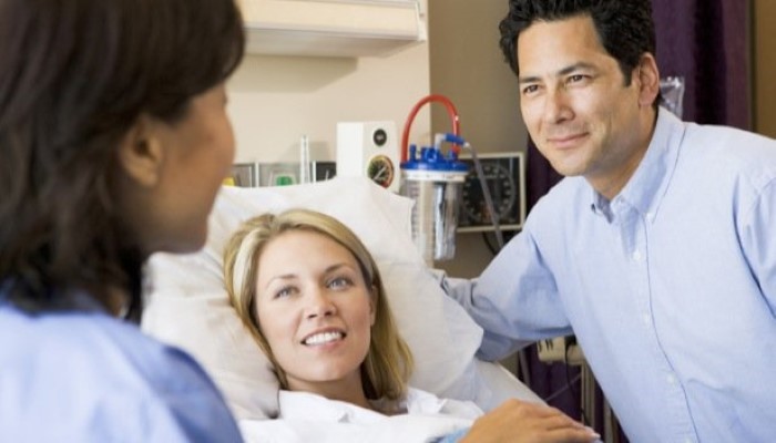 À l'hôpital : papa, maman et la sage-femme