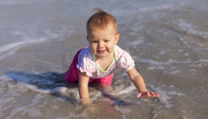 Bébé en vacances à la plage