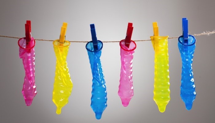 Préservatifs accrochés sur une corde à linge Préservatifs accrochés sur une corde à linge