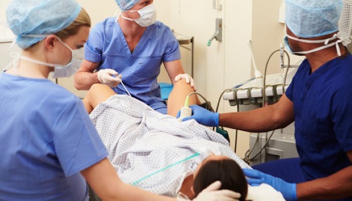 Femme en salle d'accouchement