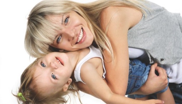 Maman avec sa petite fille dans les bras