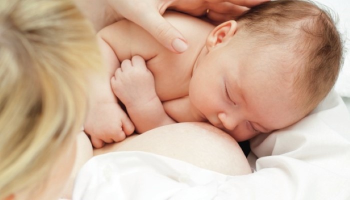 Bébé en train de prendre le sein Bébé en train de prendre le sein