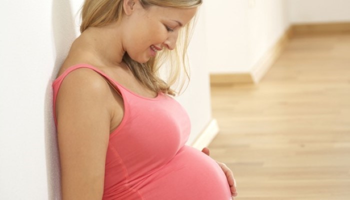 Femme enceinte qui regarde son ventre