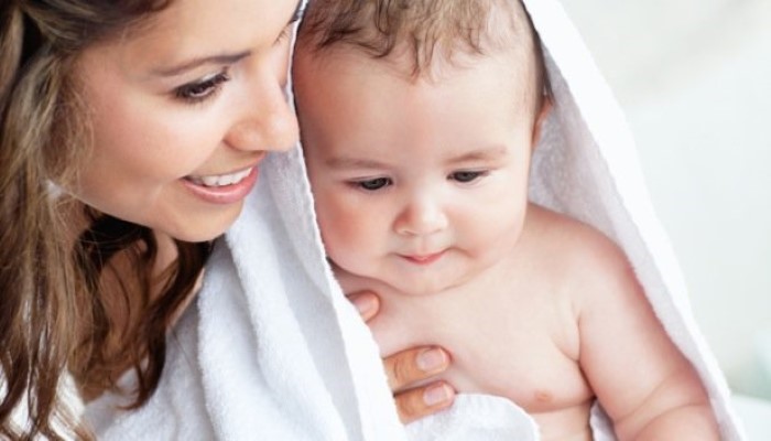 Maman et son bébé dans un peignoir