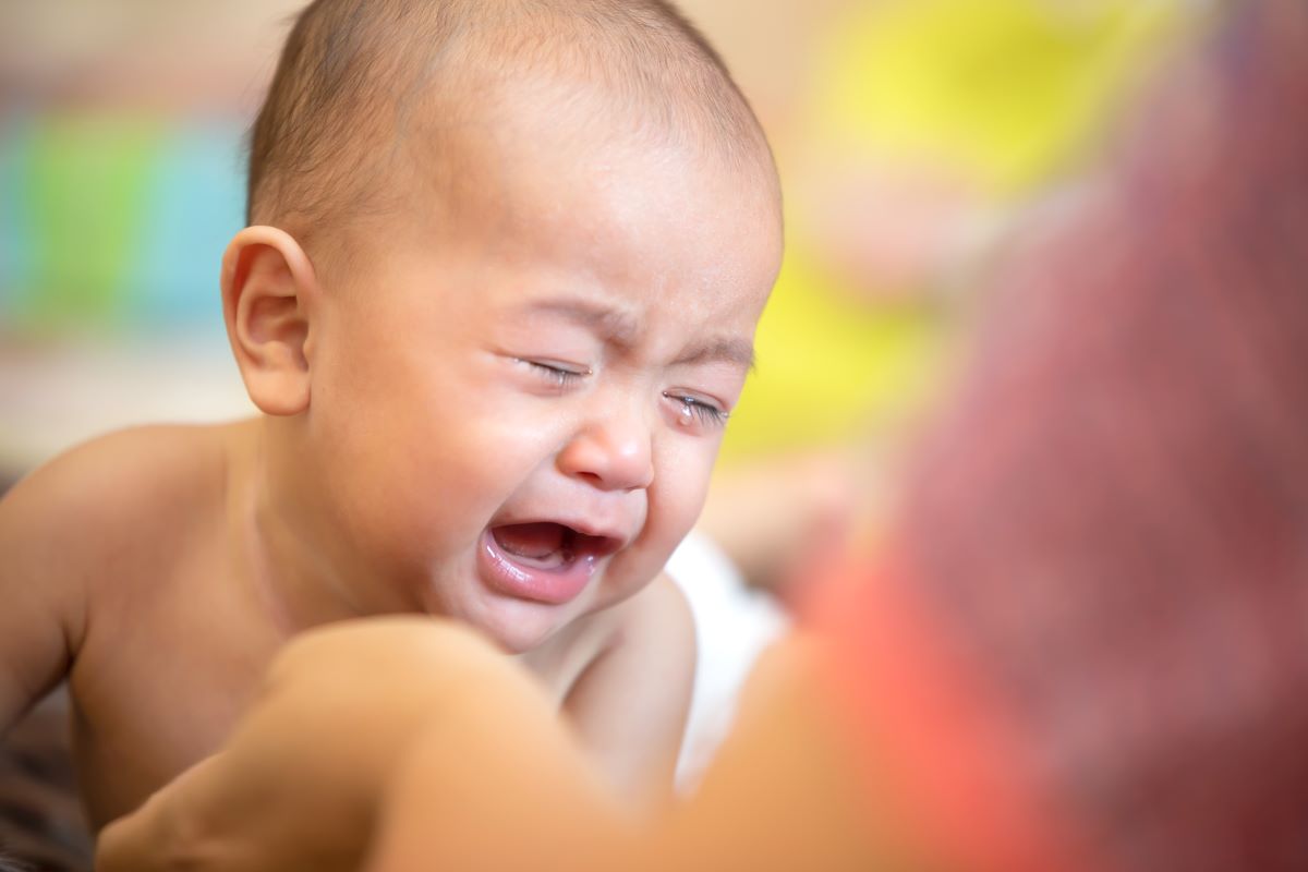 Bébé souffrant de reflux gastro-œsophagien Bébé souffrant de reflux gastro-œsophagien