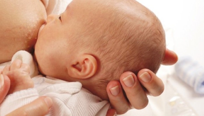 Bébé qui prend le sein Bébé qui prend le sein