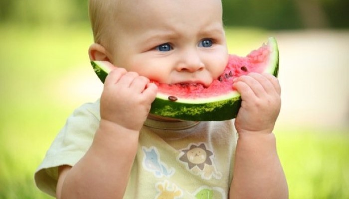 Bébé qui mange de la pastèque