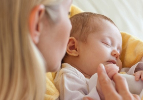 Maman qui regarde son bébé nouveau-né