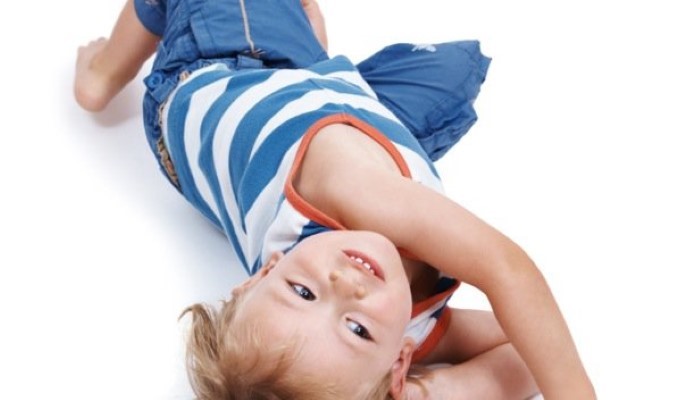 Petit enfant allongé par terre