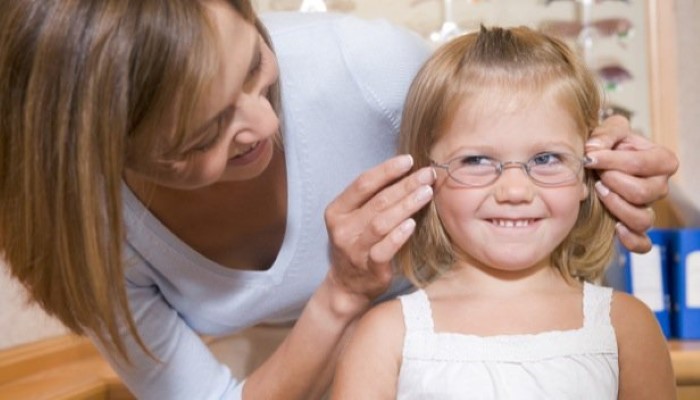 Petite fille avec des lunettes Petite fille avec des lunettes