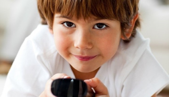 Petit garçon avec une télécommande à la main Petit garçon avec une télécommande à la main