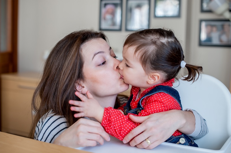 Maman qui embrasse son enfant sur la bouche Maman qui embrasse son enfant sur la bouche
