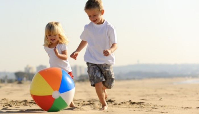 Deux enfants qui jouent à la plage Deux enfants qui jouent à la plage