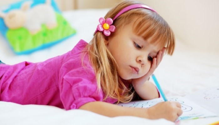 Petite fille en train de dessiner