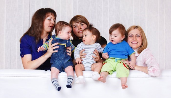 Plusieurs femmes avec leurs bébés Plusieurs femmes avec leurs bébés