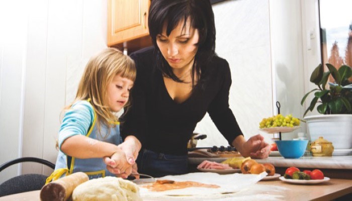 Maman qui fait la cuisine avec sa petite fille