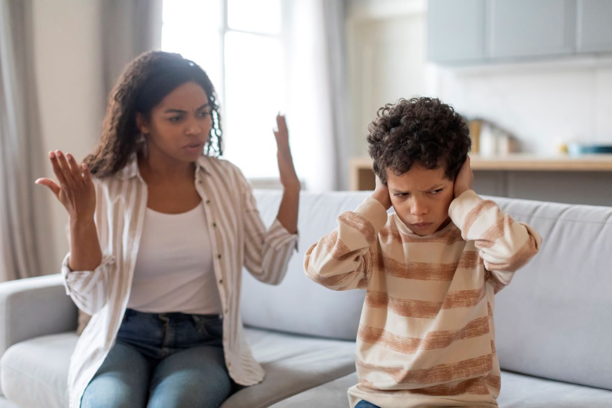 Maman qui joue avec sa petite fille Maman qui joue avec sa petite fille