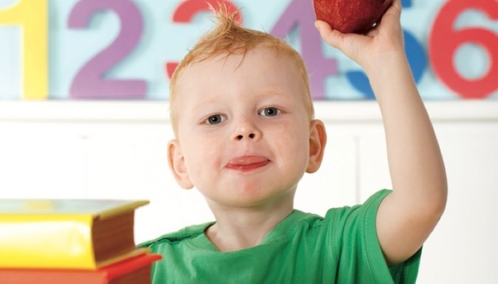 Petit garçon dans une salle de classe Petit garçon dans une salle de classe