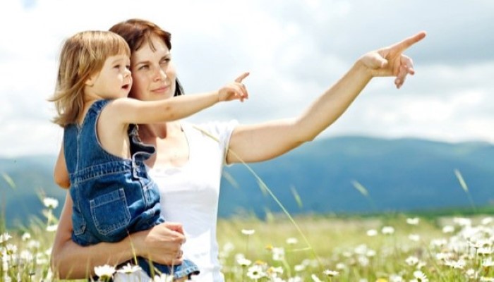 Maman à la campagne avec son enfant dans les bras Maman à la campagne avec son enfant dans les bras