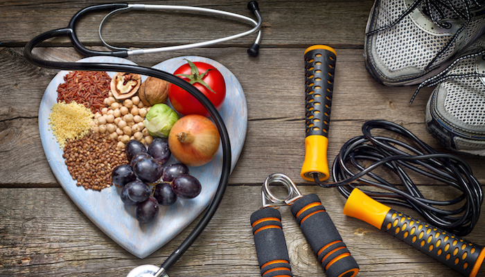 Femme qui casse une cigarette en deux