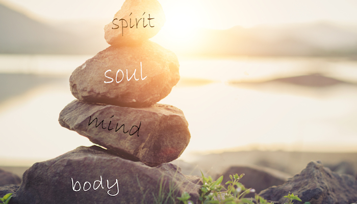 Femme enceinte qui s'étire en plein air