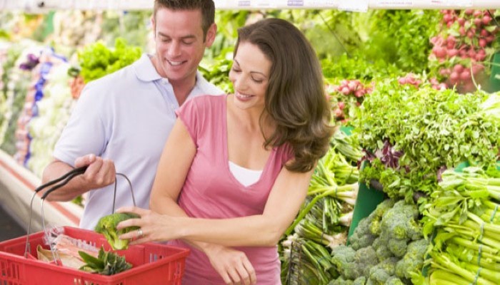 Couple qui achète des légumes Couple qui achète des légumes