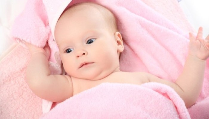 Bébé dans son drap de bain Bébé dans son drap de bain