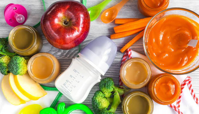 Bébé qui mange une pomme Bébé qui mange une pomme