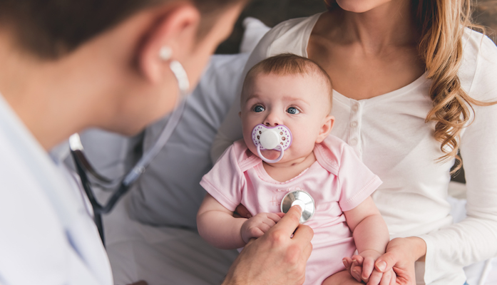 Bébé sur une balance Bébé sur une balance