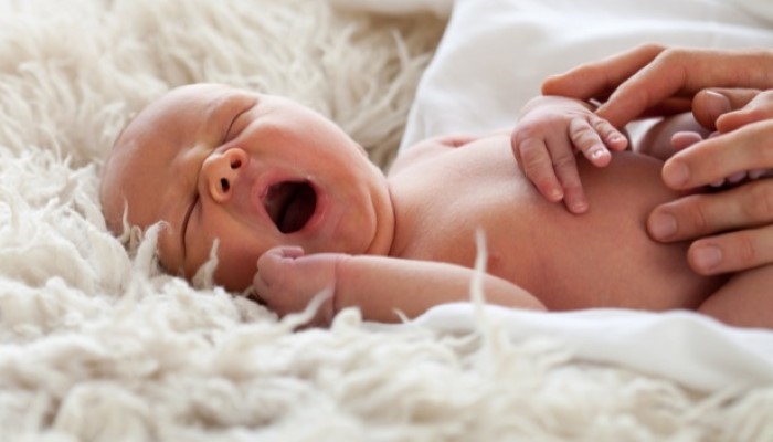 Nouveau-né qui bâille Nouveau-né qui bâille