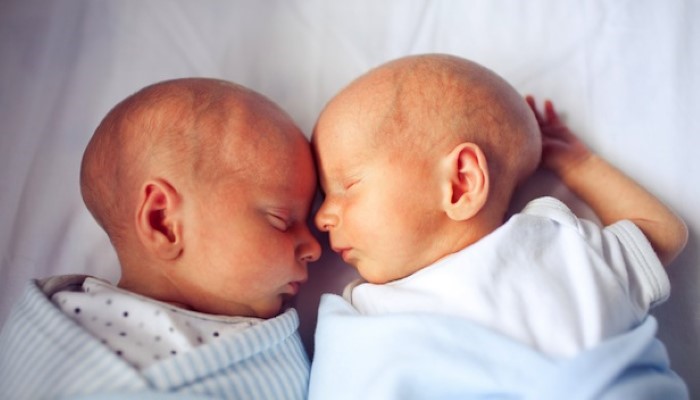 Bébés jumeaux qui dorment Bébés jumeaux qui dorment