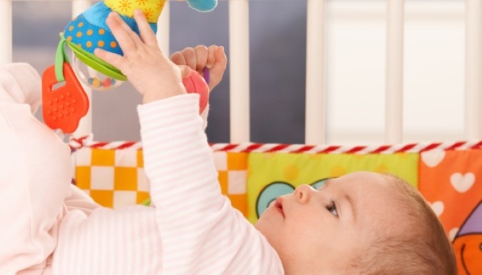 Bébé qui joue sur son tapis d'éveil
