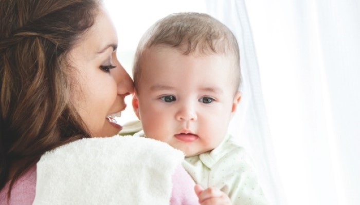 Bébé dans les bras de sa maman Bébé dans les bras de sa maman