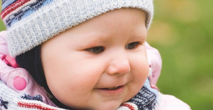 Bébé bien couvert en hiver