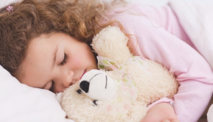Petite fille qui dort avec sa peluche Petite fille qui dort avec sa peluche
