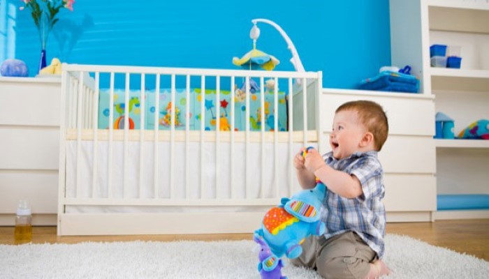 Petit garçon qui joue dans sa chambre Petit garçon qui joue dans sa chambre