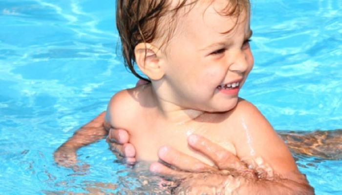 Bébé dans l'eau avec son papa Bébé dans l'eau avec son papa