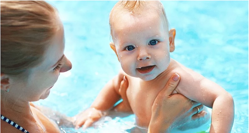 Maman et bébé à la piscine