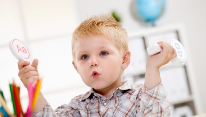 Petit garçon en train de jouer Petit garçon en train de jouer