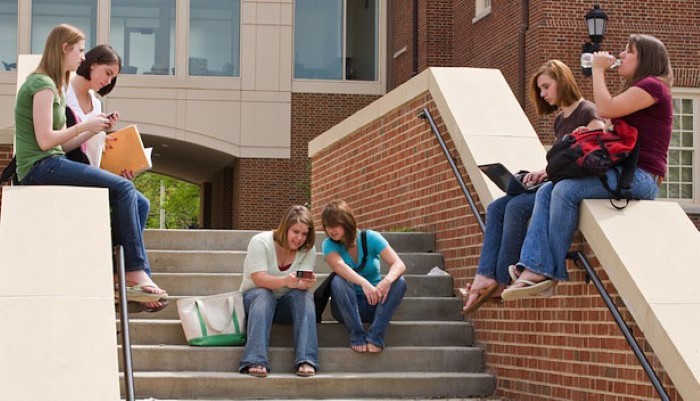 Adolescents sur leur téléphones portables Adolescents sur leur téléphones portables