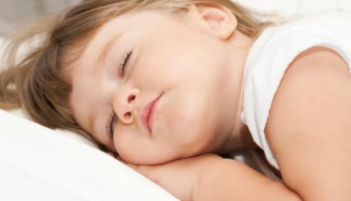 Petit enfant en train de dormir Petit enfant en train de dormir