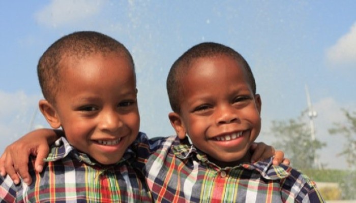 Petits enfants à la peau noire Petits enfants à la peau noire