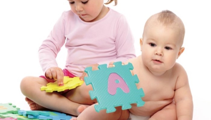 Enfants qui jouent avec des lettres en mousse Enfants qui jouent avec des lettres en mousse