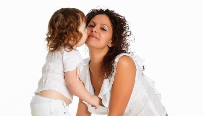Petite fille qui fait un bisou à sa maman Petite fille qui fait un bisou à sa maman