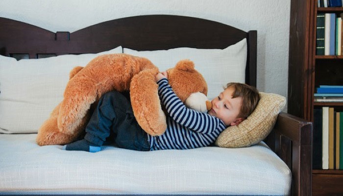 Petit garçon avec un ours en peluche